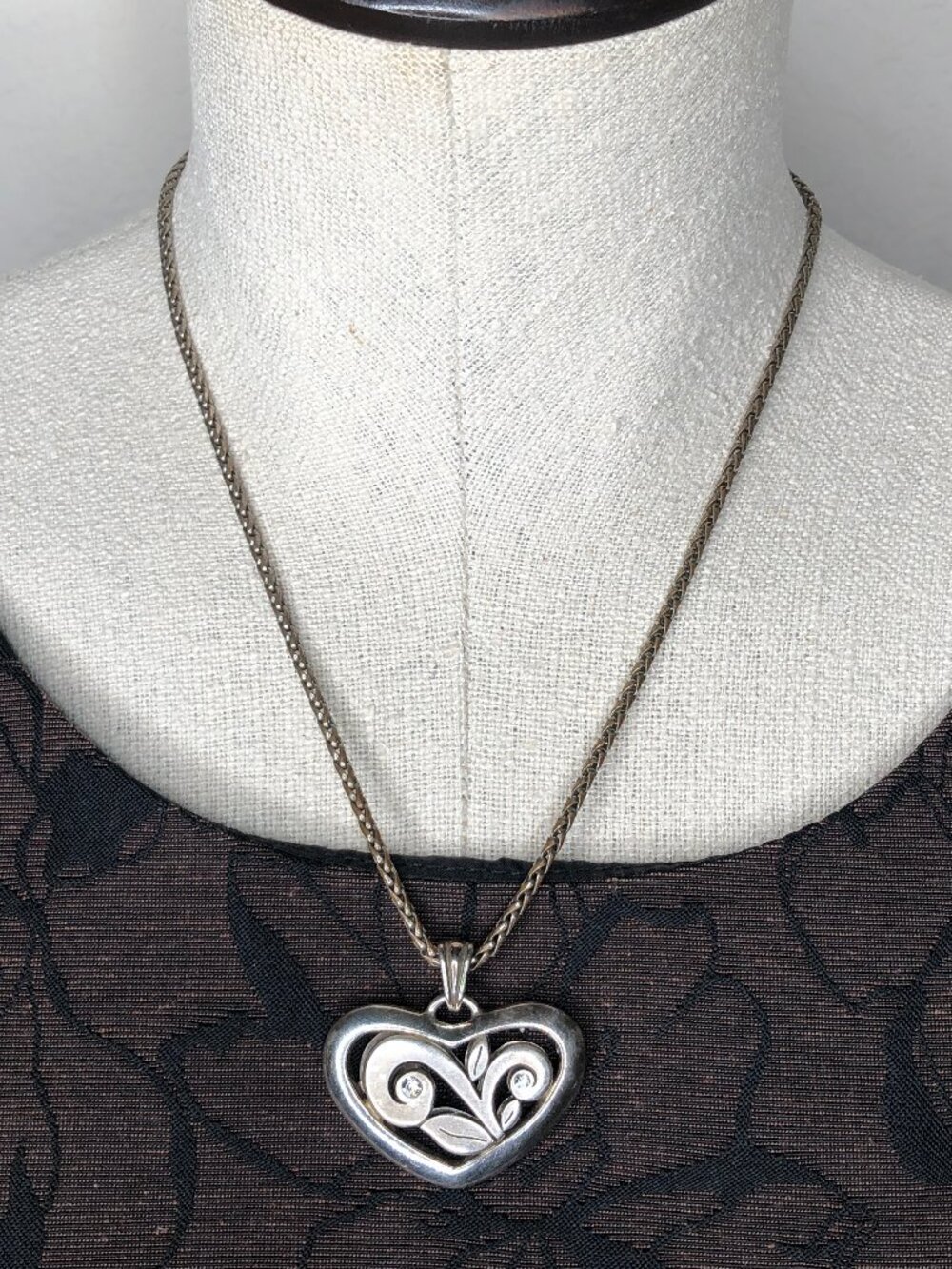 LOVELY, RETIRED "Brighton" "Eve's Delight" Silver Plated Heart Pendant Necklace